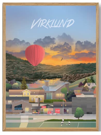 Martin Rahr Ans plakat: Farverig bybilledillustration af Virklund med varmluftballon og fodboldbane i træramme. Perfekt til Silkeborg.