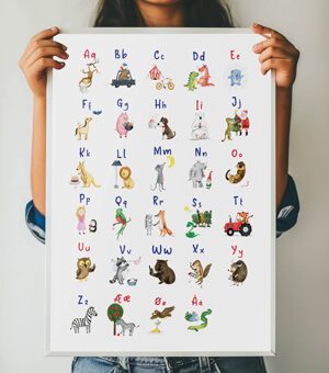 Kvinde, der holder en abc plakat for børn i stor format - 50x70cm
