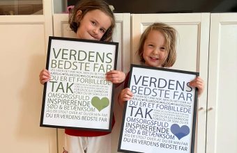 Far plakat mobil menu: To søde piger viser "Verdens Bedste Far" plakater. Perfekt til mærkedage!