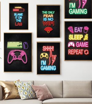 Billedvæg fyldt med gamerplakater. Alle med sort baggrund og neonfarvede motiver og citater