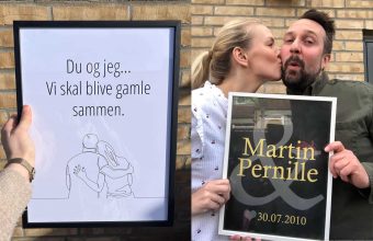 Kæreste bryllupsplakater i en bolig. Par med plakater, en siger "Du og jeg... Vi skal blive gamle sammen."