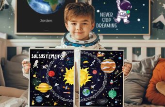 Børn i astronautkostume viser rumplakater. Mobil menu: solsystemet, planeter og Jordens illustrationer for børn.
